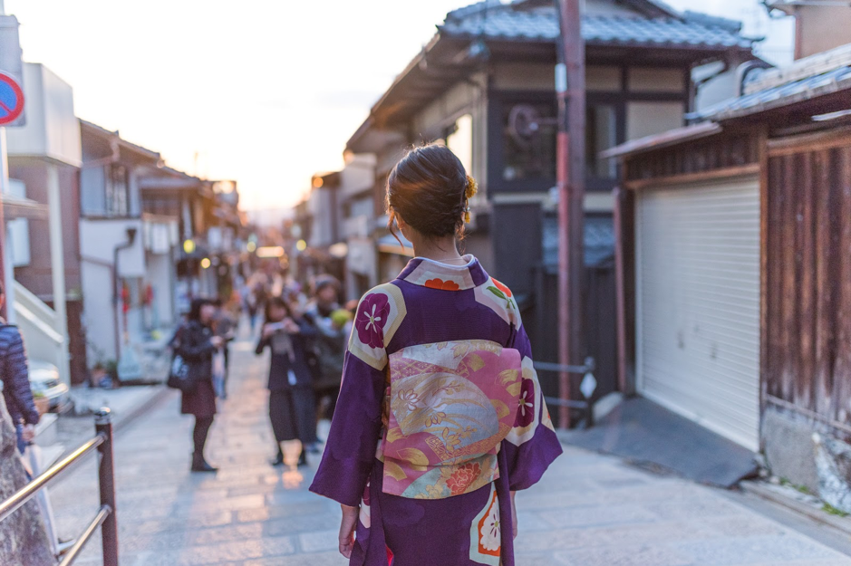 girl-with-kimono-in-osaka